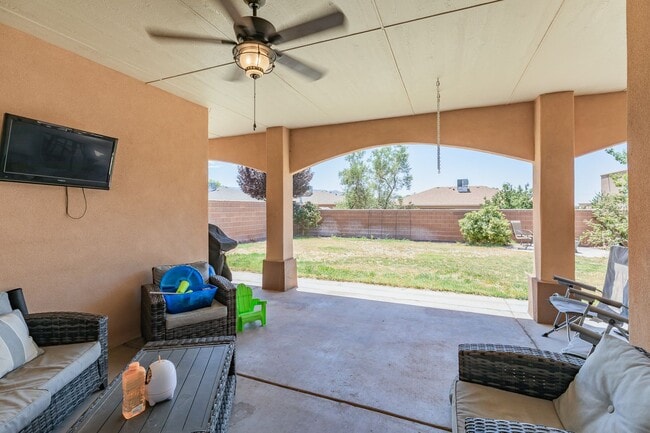 Building Photo - 4 Bedroom 2 bath Beautiful Home