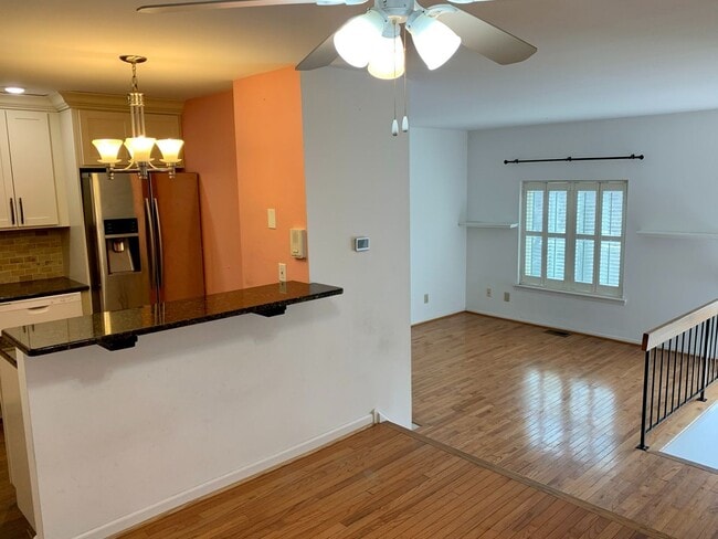 Building Photo - Gorgeous 2-Bedroom Townhome Near the Art Museum! One-Car Garage Included!