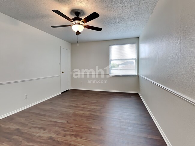 Building Photo - 205 Phlox Ln