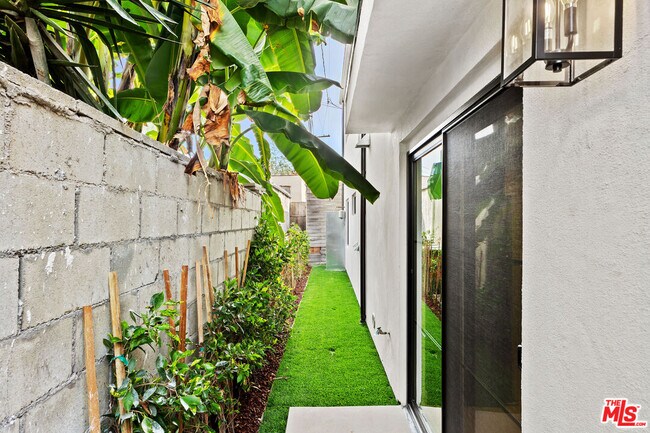 Building Photo - 2326 S Dunsmuir Ave