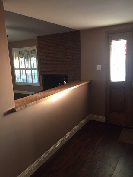 Building Photo - 2000 Karen St