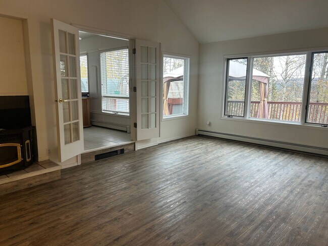 Building Photo - Century 21 Gold Rush - 3 bed, 2.5 bath (Fa...