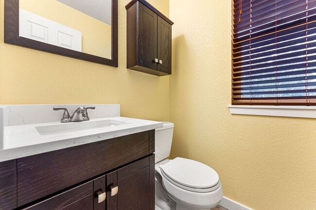 Building Photo - 4bed 4bath with fenced yard in Denver!