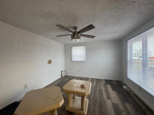 Building Photo - 413 Sandlewood Rd