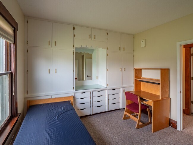 Building Photo - Welcome to ECoe House!