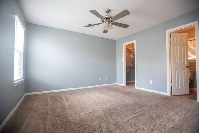 Building Photo - Style, Comfort & Location—The Perfect Hous...