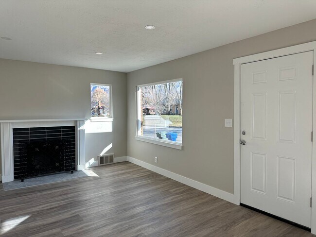 Building Photo - Darling remodeled 5 bedroom 2 bathroom home in the heart of Ogden