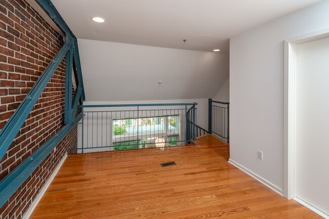 Building Photo - 36 Moore St