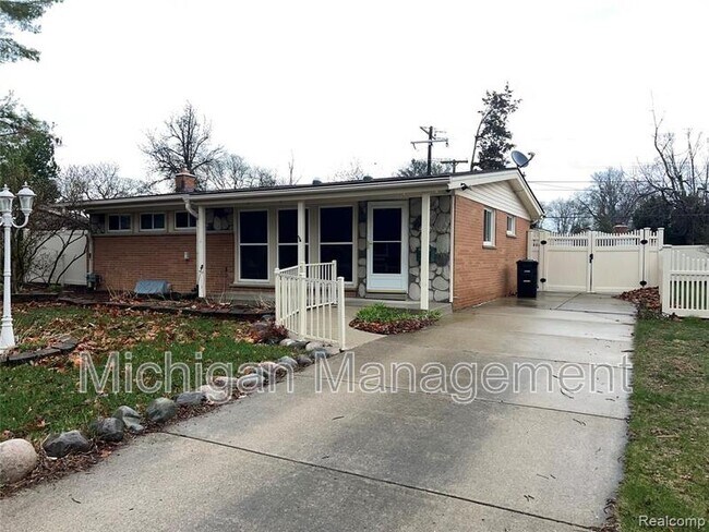 Building Photo - 32028 Maine St