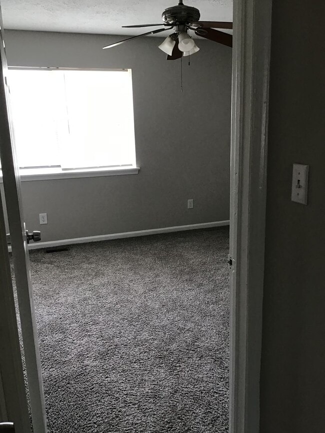 Building Photo - 3 Bed 1.5 Bath Townhome