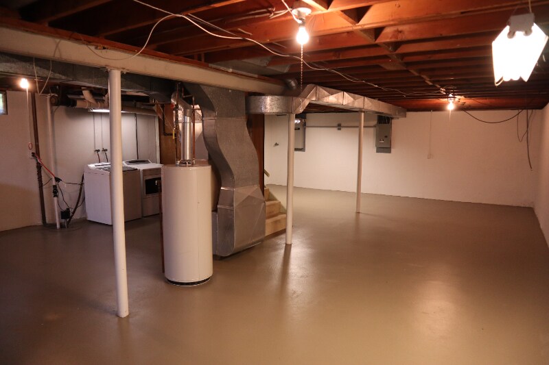 Building Photo - 275 Viking Dr