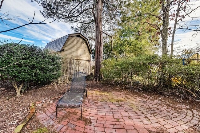 Building Photo - Spacious 3BR/2BA Rambler with Heated Sun-room and Slate Patio!