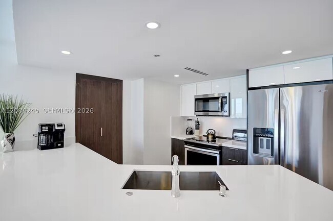 Building Photo - 1717 N Bayshore Dr