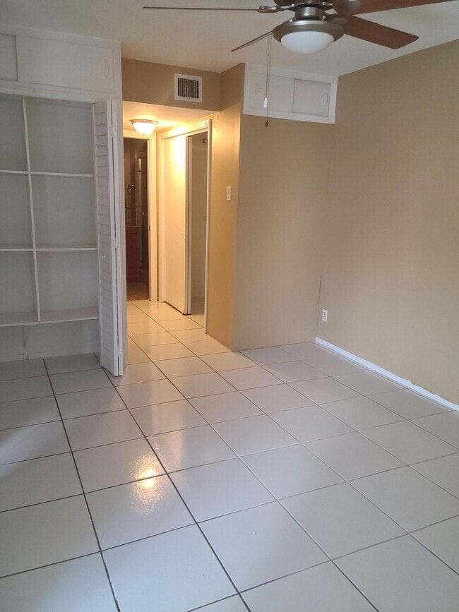 Building Photo - 2977 Riverside Dr