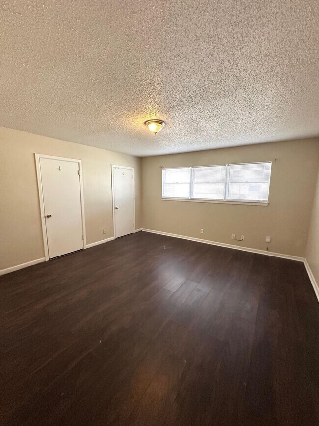 Building Photo - 3 Bed 2 Bath Ready To Rent ASAP!