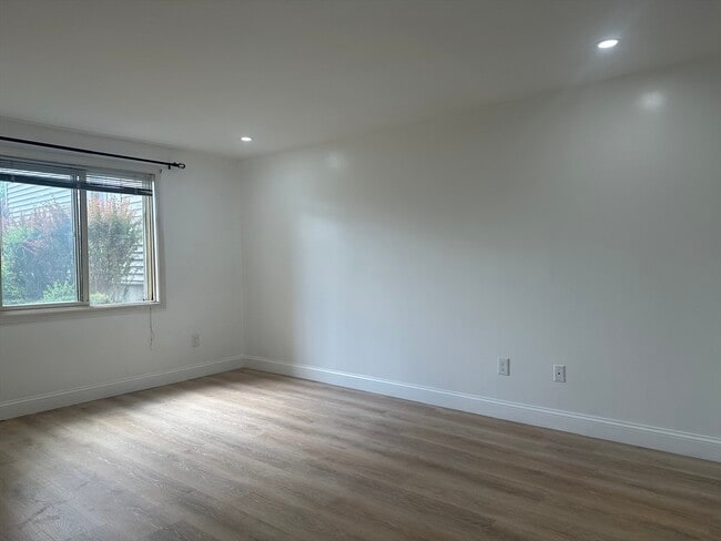 Building Photo - 15 Bower Rd