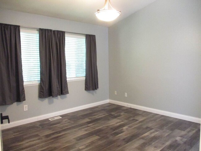 Building Photo - Beautiful 3 Bedroom, 1.75 Bathroom Welling...