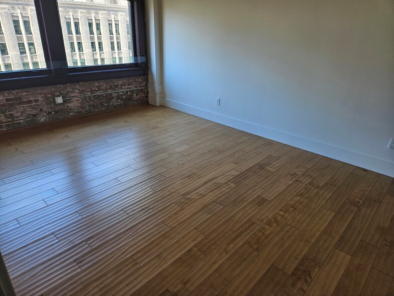 Building Photo - 460 S Spring St
