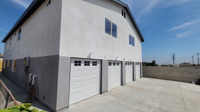 Building Photo - ROW (916)