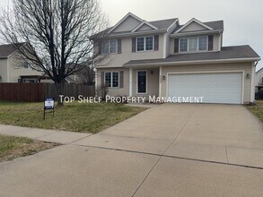 Building Photo - 4404 SW Elm Ct