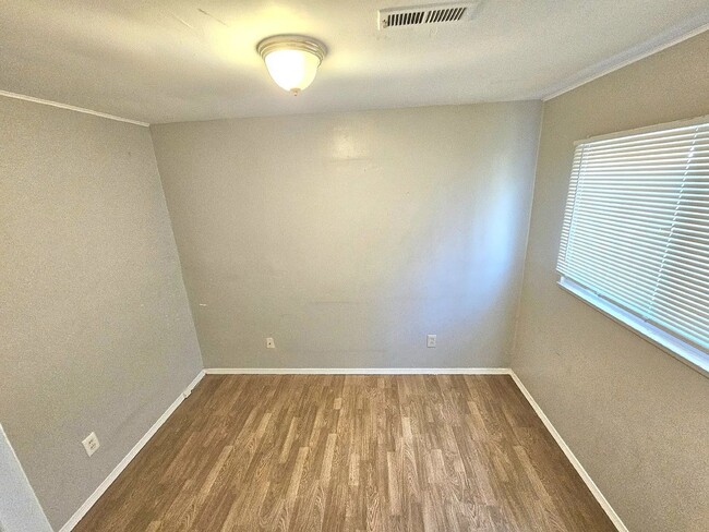 Building Photo - Amazing 3 Bedroom 1 Bathroom Home