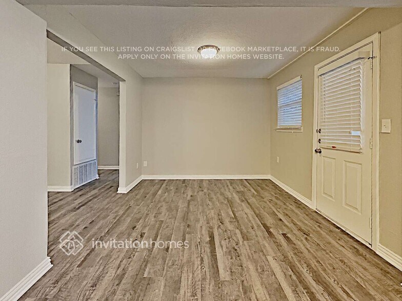 Building Photo - 300 Blueleaf Dr