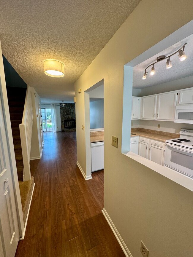 Building Photo - Cozy, 2BR, 2.5BA Townhouse in Raintree