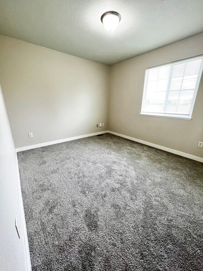 Building Photo - 2909 Des Moines Dr