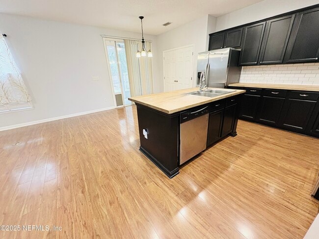 Building Photo - 5950 Round Table Rd
