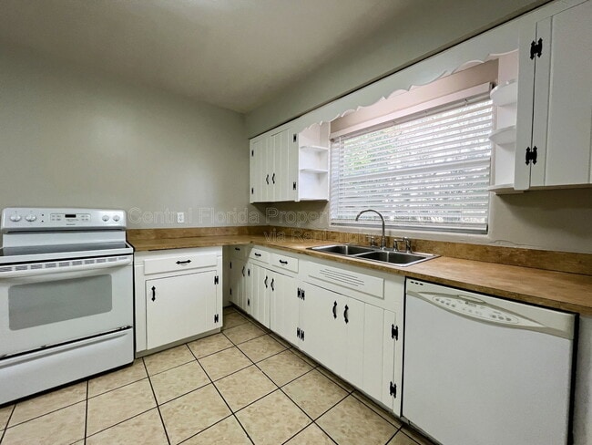 Building Photo - 1510 Altaloma Ave
