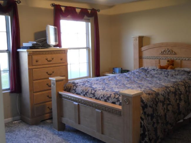 1st bedroom - 229 Branford Rd