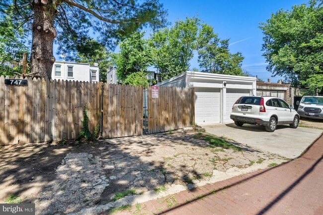 Building Photo - 747 Kentucky Ave SE