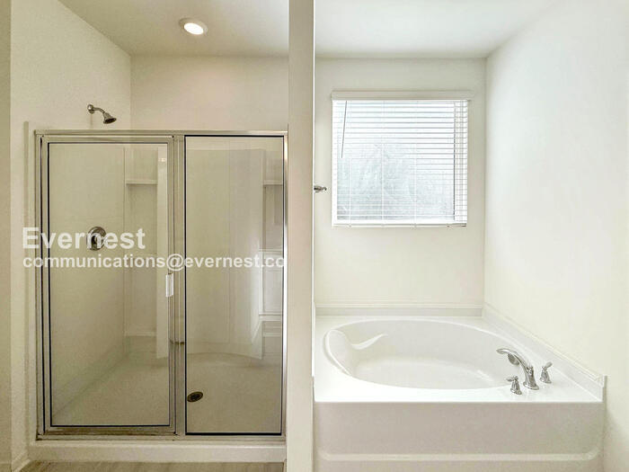 Building Photo - 4008 Park Crossings Dr
