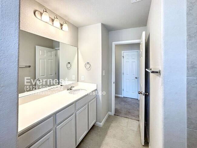 Building Photo - 4-Bedroom Home with Modern Comforts Near S...