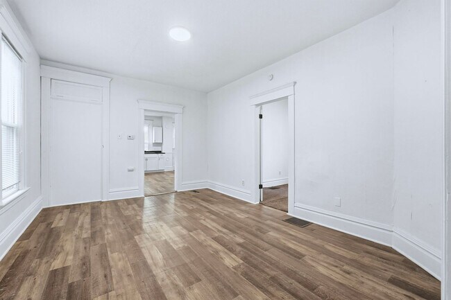 Building Photo - 3-Bed, 2-Bath Home with Large Kitchen & De...