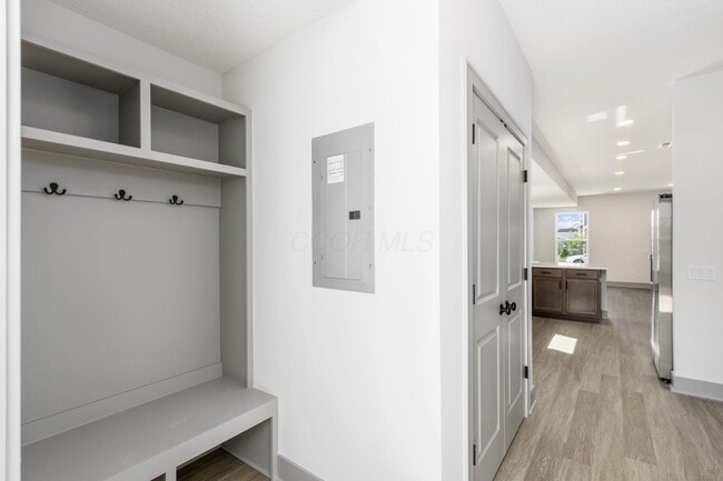 Building Photo - 858 E Starr Ave