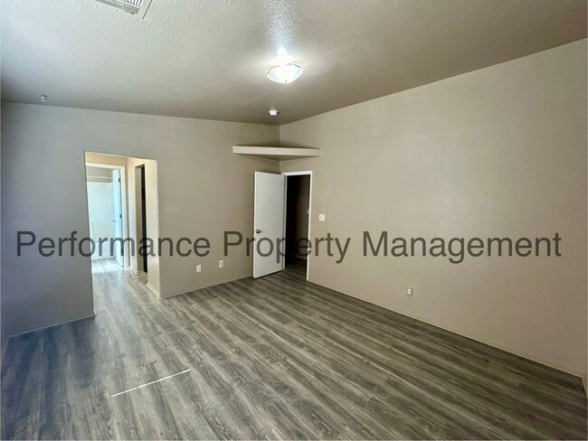 Building Photo - 3 Bed/2 Bath Home in Delano with Solar and...