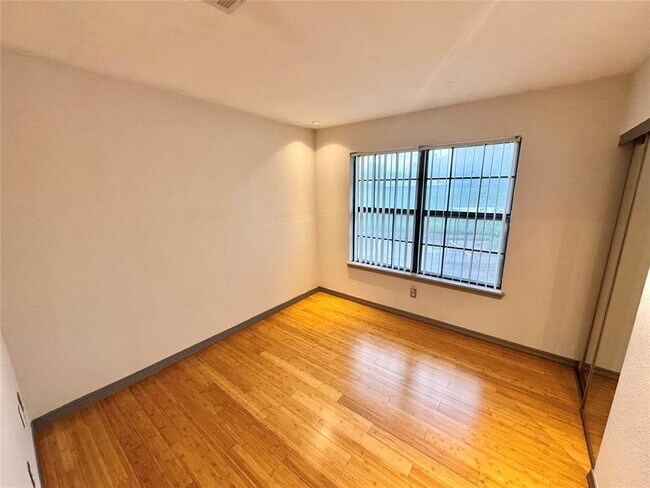 Building Photo - 4400 Hemingway Dr