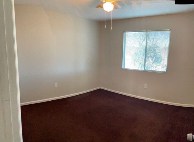 Building Photo - 2 Bedroom 1 Bath Condo with Private Deck in Hunters Chase