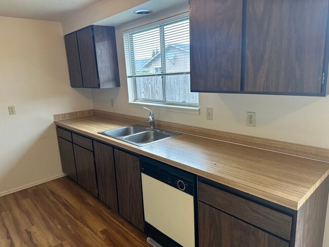 Building Photo - Great single level 2 bed/1 bath duplex in Thurston!