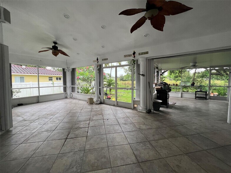 Building Photo - 7400 SW 37th Ct