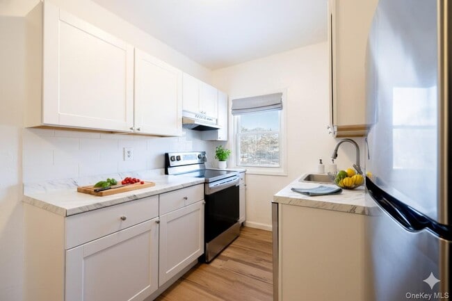 Building Photo - 1550 Montauk Hwy