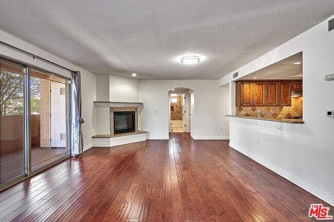 Building Photo - 4822 Elmwood Ave