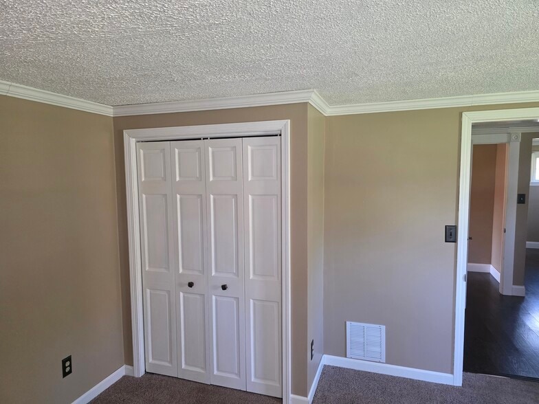 Building Photo - 9997 E Davis Ave