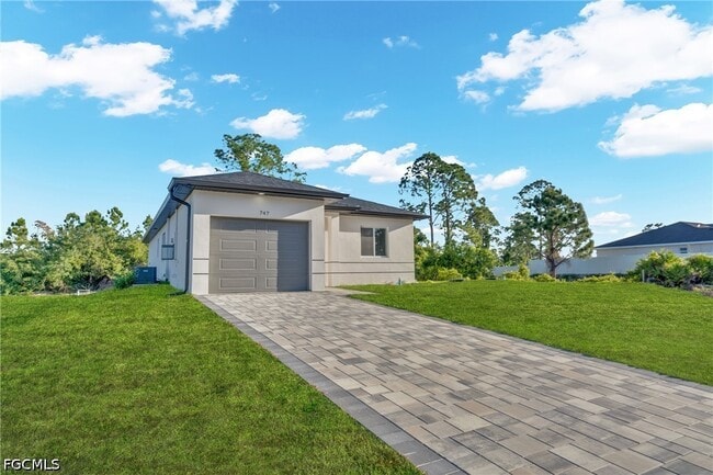 Building Photo - 747 Newell St E