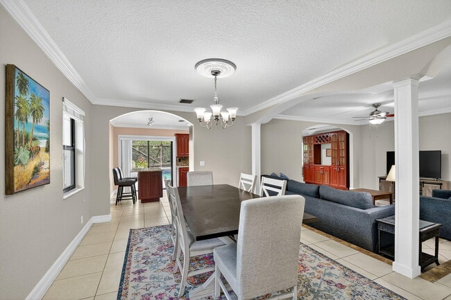 Building Photo - 1035 Soelca Dr