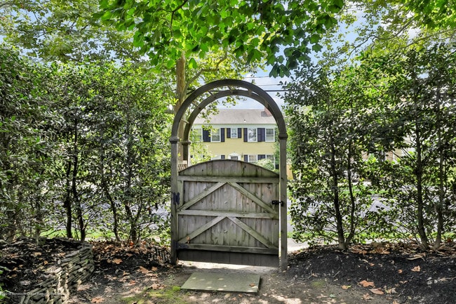 Building Photo - 20 Rosalie Ave