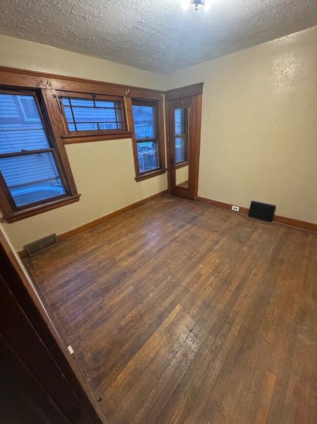 Building Photo - 7505 Halle Ave