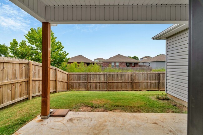 Building Photo - 3 Bed 2 Bath home mins away from the University!