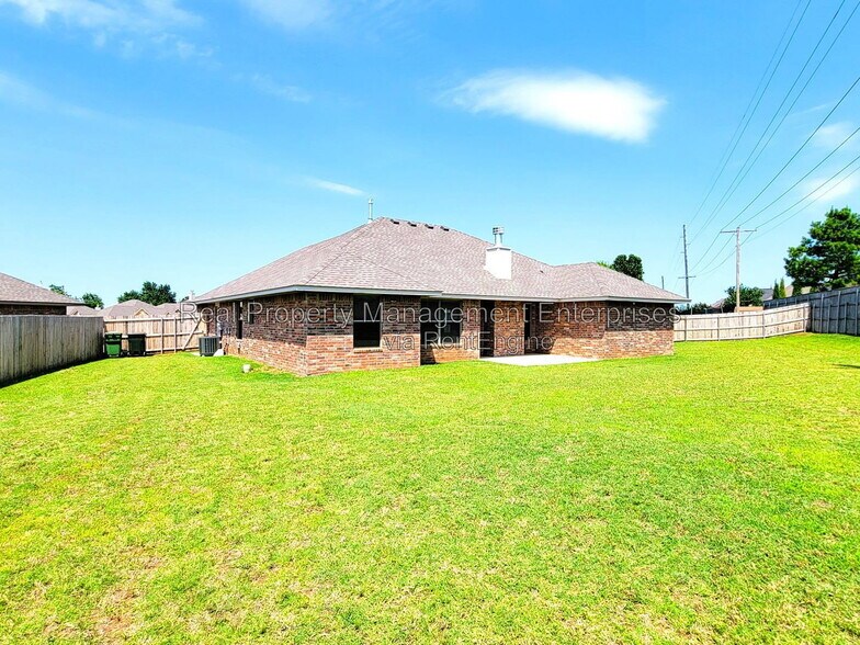 Building Photo - 4500 Oasis Ct